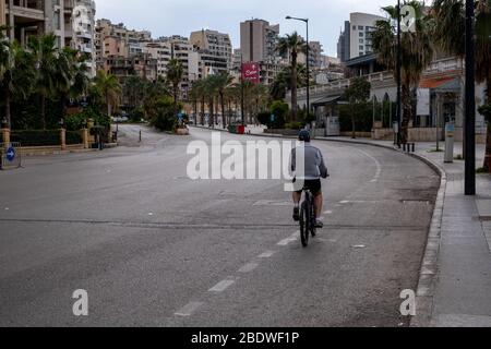 Beyrouth, Liban, 9 avril 2020, un seul bicyclette traverse des routes généralement fréquentées dans le quartier d'Ain el Meraison. Les voitures sont autorisées à sortir selon leur plaque d'immatriculation au milieu de la pandémie de Covid-19 au Liban. Hassan Chamoun/Alay Banque D'Images