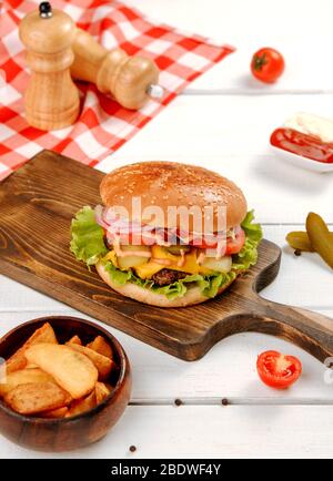 cheeseburger avec pommes de terre frites Banque D'Images
