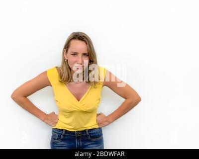 Jeune femme en colère frognant Banque D'Images