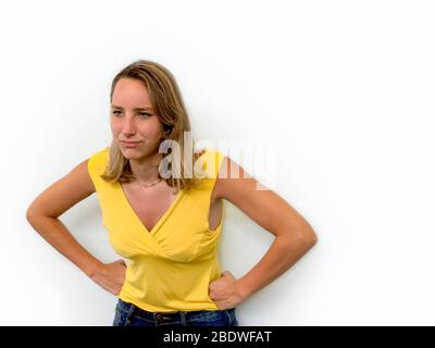 Jeune femme en colère frognant Banque D'Images