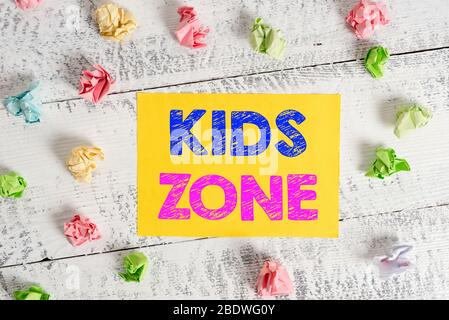 Écriture conceptuelle de la main montrant la zone enfants. Concept signifiant une zone ou une région conçue pour permettre aux enfants de jouer et de profiter de la surface rectangulaire froissée Banque D'Images