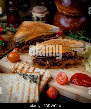 sandwich à la viande au fromage à la crème sur une planche en bois Banque D'Images