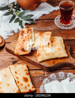 crêpes au fromage sur planche en bois Banque D'Images