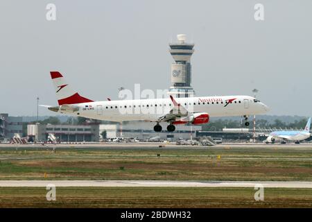 OE-LWG Austrian Airlines Embraer ERJ-195 LR (Embraer 190-200) à Malpensa (MXP / LIMC), Milan, Italie Banque D'Images