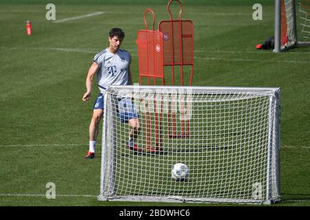 Munich, Allemagne. 9 avril 2020. Robert LEWANDOWSKI (FC Bayern Munich) sur le ballon, l'action, l'action unique, l'image unique, la coupe, plein corps tourné, toute la figure. FC Bayern Munich formation en petit groupe à la pandémie de coronavirus. Formation sur Saebener Strasse. Football 1. Bundesliga, saison 2019/2020, le 9 avril 2020 | usage international crédit: dpa/Alay Live News Banque D'Images