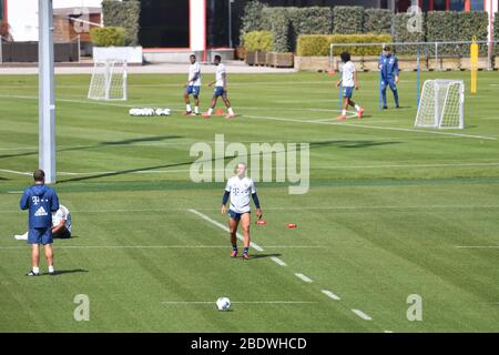 Munich, Allemagne. 9 avril 2020. Thiago ALCANTARA (FCB) marche sur le terrain. Li: Hans Dieter Flick (Hansi, entraîneur FC Bayern Munich). Bonjour : avec les joueurs sur un parcours d'entraînement, règle de distance. FC Bayern Munich formation en petit groupe à la pandémie de coronavirus. Formation sur Saebener Strasse. Football 1. Bundesliga, saison 2019/2020, le 9 avril 2020 | usage international crédit: dpa/Alay Live News Banque D'Images