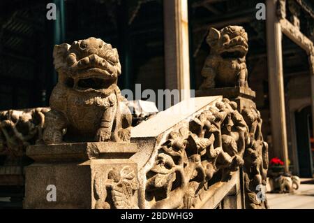 Une balustrade décorée sur les mesures à l'ancestral du clan Chen Hall à Guangzhou présentant le style Lingnan Banque D'Images