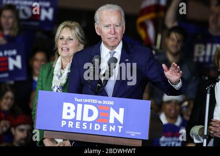 (DOSSIER) la première journée officielle de Joe Biden comme candidat démocrate de facto à la présidence 2020. La décision du sénateur Bernie Sanders du Vermont de quitter mercredi la course signifie que l'ancien vice-président peut désormais consacrer pleinement son temps et son énergie aux élections générales contre le président Donald Trump. BALDWIN HILLS, LOS ANGELES, CALIFORNIE, ÉTATS-UNIS - 03 MARS : L'ancien vice-président Joe Biden, candidat à la présidence démocratique 2020, parle alors que sa femme Jill Biden, à gauche, se tient pendant le rallye Jill et Joe Biden 2020 Super Tuesday Los Angeles qui s'est tenu au Baldwin Hills Recreation Center le 3 mars 2020 à B Banque D'Images