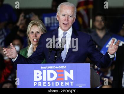 (DOSSIER) la première journée officielle de Joe Biden comme candidat démocrate de facto à la présidence 2020. La décision du sénateur Bernie Sanders du Vermont de quitter mercredi la course signifie que l'ancien vice-président peut désormais consacrer pleinement son temps et son énergie aux élections générales contre le président Donald Trump. BALDWIN HILLS, LOS ANGELES, CALIFORNIE, ÉTATS-UNIS - 03 MARS : L'ancien vice-président Joe Biden, candidat à la présidence démocratique 2020, parle alors que sa femme Jill Biden, à gauche, se tient pendant le rallye Jill et Joe Biden 2020 Super Tuesday Los Angeles qui s'est tenu au Baldwin Hills Recreation Center le 3 mars 2020 à B Banque D'Images