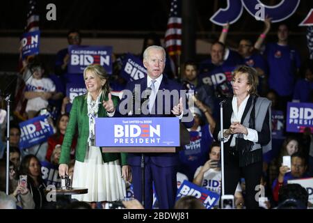 (DOSSIER) la première journée officielle de Joe Biden comme candidat démocrate de facto à la présidence 2020. La décision du sénateur Bernie Sanders du Vermont de quitter mercredi la course signifie que l'ancien vice-président peut désormais consacrer pleinement son temps et son énergie aux élections générales contre le président Donald Trump. BALDWIN HILLS, LOS ANGELES, CALIFORNIE, États-Unis - MARS 03: L'ancien vice-président Joe Biden, candidat démocrate à la présidence 2020, parle alors que son épouse Jill Biden, à gauche, et la sœur Valerie Biden, à droite, se tiennent pendant le Jill et Joe Biden 2020 Super Tuesday Los Angeles Rally tenu à Baldwin Hills Recreat Banque D'Images