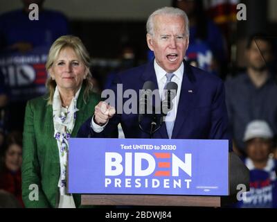 (DOSSIER) la première journée officielle de Joe Biden comme candidat démocrate de facto à la présidence 2020. La décision du sénateur Bernie Sanders du Vermont de quitter mercredi la course signifie que l'ancien vice-président peut désormais consacrer pleinement son temps et son énergie aux élections générales contre le président Donald Trump. BALDWIN HILLS, LOS ANGELES, CALIFORNIE, ÉTATS-UNIS - 03 MARS : L'ancien vice-président Joe Biden, candidat à la présidence démocratique 2020, parle alors que sa femme Jill Biden, à gauche, se tient pendant le rallye Jill et Joe Biden 2020 Super Tuesday Los Angeles qui s'est tenu au Baldwin Hills Recreation Center le 3 mars 2020 à B Banque D'Images