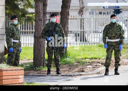 Belgrade, Serbie. 10 avril 2020. Les soldats de l'armée serbe sont en garde devant la clinique des maladies infectieuses et tropicales lors d'un couvre-feu imposé pour prévenir la propagation de la maladie du coronavirus (COVID-19). Le Président serbe Aleksandar Vucic avait déclaré l'état d'urgence pour arrêter la propagation du coronavirus. De nombreux espaces publics sont fermés et les soldats gardent les hôpitaux. Le gouvernement a également interdit à tous les 65 ans de quitter leur maison. Crédit: Nikola Krstic/Alay Live News Banque D'Images