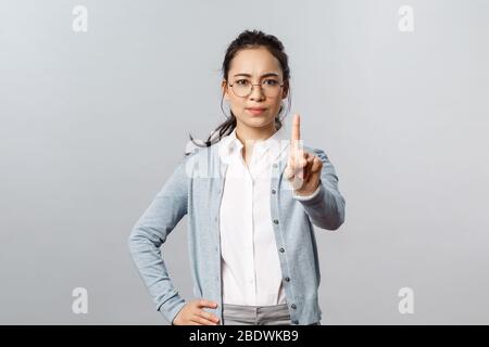 Les gens, les émotions et le concept de style de vie. Femme asiatique, très sérieuse et rigoureuse, étudiant en train de parler pendant les cours ou de tricher à l'examen Banque D'Images