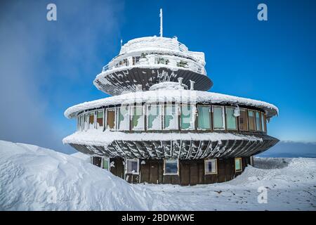 KRKONOSE, RÉPUBLIQUE TCHÈQUE, MARS 2020 - vue sur la hutte de l'observatoire météorologique polonais au sommet de Snezka ou de la montagne Sniezka. Banque D'Images