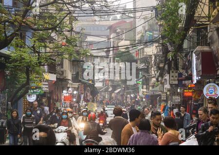 Hanoi Old Quarter - une scène de rue bondée dans le vieux quartier de Hanoi, Vietnam, Asie du Sud-est. Banque D'Images