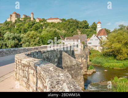 Vue sur le château de Harburg en été, vu du centre-ville, Swabia, Bavière, Allemagne Banque D'Images