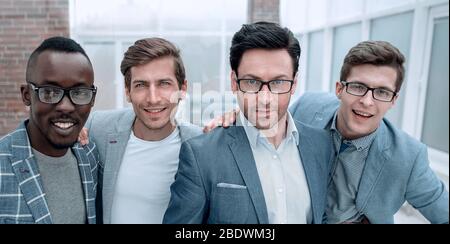 Groupe de jeunes talents sur l'arrière-plan du bureau Banque D'Images