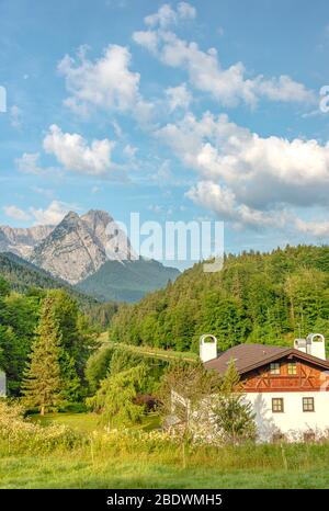Paysage au Riessersee avec le Wettersteingebirge en arrière-plan, Garmisch Partenkirchen, Bavière, Allemagne Banque D'Images