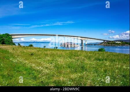 Le dernier bateau à vapeur de mer en passant sous l'Waverley Skye Road pont reliant le continent écossais avec Skye Banque D'Images