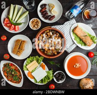 soupe de tomates, pommes de terre frites dans des poteries d'argile avec champignons et hors-d'œuvre froids Banque D'Images