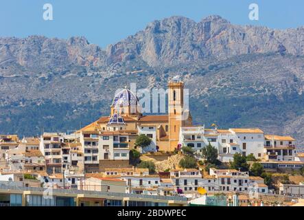 Altea, Costa Blanca, province d'Alicante, Espagne. Vue sur la ville et l'église de la Mare de Deu del Consol ou notre Dame de Solace. Banque D'Images