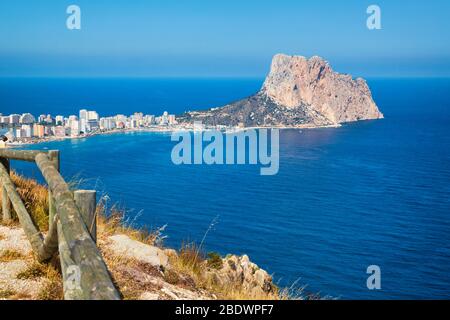 CALP, ou Calpe, Costa Blanca, province d'Alicante, Espagne. Vue imprenable sur la Penyal d'IFAC ou Peñón de Ifach. Banque D'Images