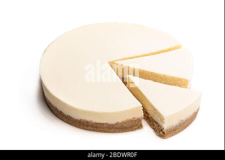 Cheesecake en tranches de style New york isolé sur blanc Banque D'Images