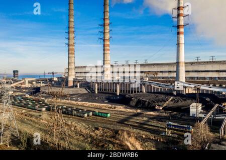 Le charbon de l'industrie lourde de l'usine d'électricité avec des tuyaux de fumée et en noir et blanc Banque D'Images