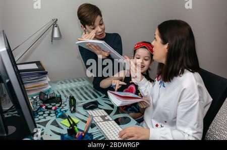 Femme travaillant de la maison avec ses enfants la plaisante Banque D'Images