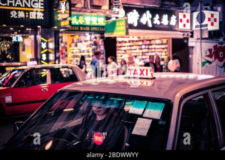 Hong Kong, novembre 2019 : taxi taxi voiture attendant à Hong Kong la nuit Banque D'Images