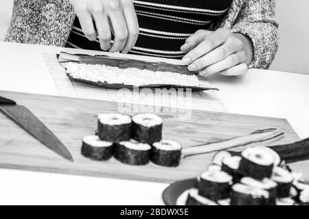 Sushi roll japonais cuisine frais laminage makis avec thon en noir et blanc Banque D'Images