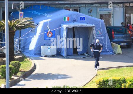 Tente de protection civile utilisée comme pré-triage pour les patients suspectés de Covid-19 situés à l'extérieur du service d'urgence de l'hôpital civil de Tortora Banque D'Images