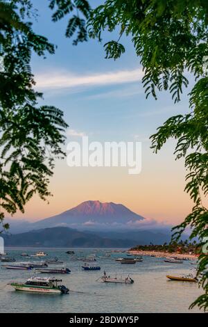 Vue verticale du mont Agung depuis l'île de Lembongan, Indonésie. Banque D'Images