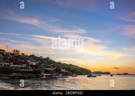 Vue horizontale de la plage Jungut Batu sur l'île de Lembongan, Indonésie. Banque D'Images