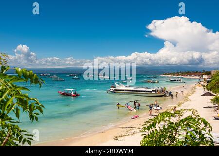 Vue horizontale de la plage Jungut Batu sur l'île de Lembongan, Indonésie. Banque D'Images