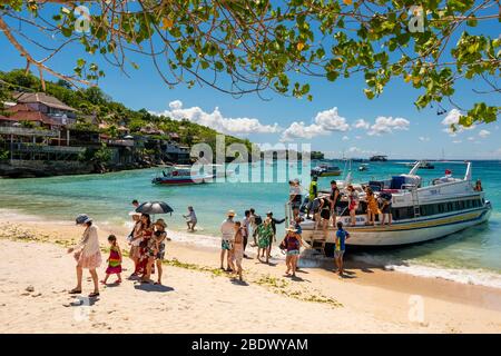 Vue horizontale des touristes arrivant en ferry sur la plage Jungut Batu sur l'île de Lembongan, Indonésie. Banque D'Images