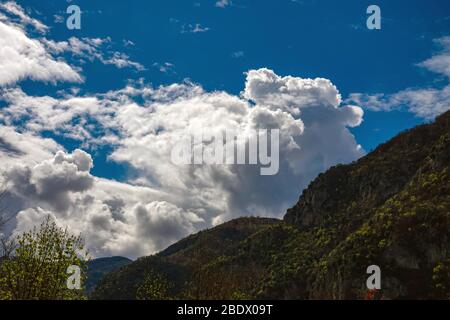 Cumulonimbus thunder nuages au-dessus des Pyrénées, Ariège, France Banque D'Images