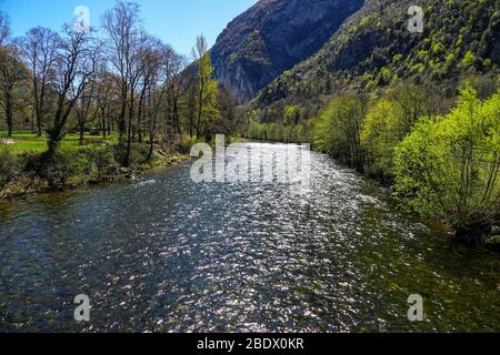 La rivière Ariège sous le ciel bleu, Ornolac Ussat les bains, Ariège, Pyrénées françaises, France Banque D'Images