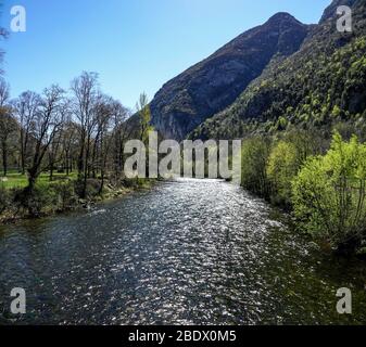 La rivière Ariège sous le ciel bleu, Ornolac Ussat les bains, Ariège, Pyrénées françaises, France Banque D'Images