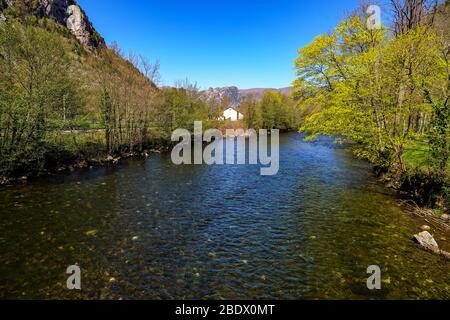 La rivière Ariège sous le ciel bleu, Ornolac Ussat les bains, Ariège, Pyrénées françaises, France Banque D'Images