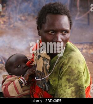 Portrait d'une jeune mère Hadza avec son bébé, Hadza ou Hadzabe est une petite tribu de chasseurs cueilleurs. Photographié au lac Eyasi, Tanzanie Banque D'Images