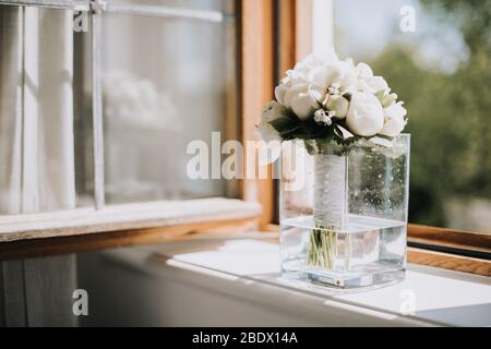 Bouquet d'été de fleurs blanches roses et tulipes à la fenêtre sur le soleil jour de mariage décorations florales Banque D'Images