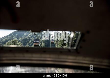 Vue à travers le téléphérique Skylight de téléphériques sur le chemin de Plose dans le Tyrol du Sud, Italie Banque D'Images