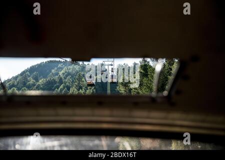 Vue à travers le téléphérique Skylight de téléphériques sur le chemin de Plose dans le Tyrol du Sud, Italie Banque D'Images