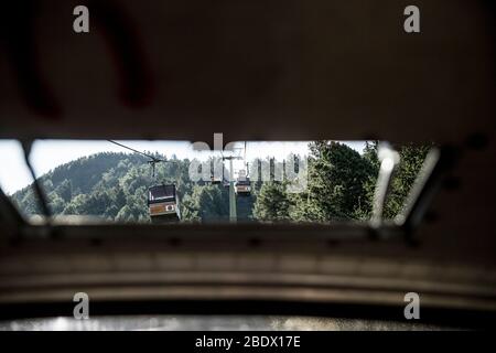 Des téléphériques sur la ligne menant à la station de ski de Plose, vue par le toit d'un téléphérique. Tyrol du Sud, Italie. Banque D'Images