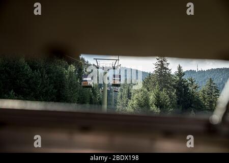 Des téléphériques sur la ligne menant à la station de ski de Plose, vue par le toit d'un téléphérique. Tyrol du Sud, Italie. Banque D'Images