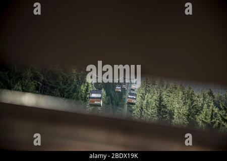 Des téléphériques sur la ligne menant à la station de ski de Plose, vue par le toit d'un téléphérique. Tyrol du Sud, Italie. Banque D'Images