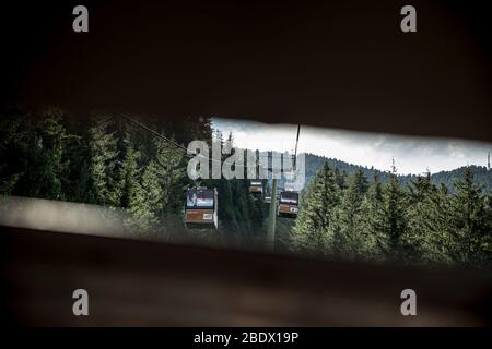 Des téléphériques sur la ligne menant à la station de ski de Plose, vue par le toit d'un téléphérique. Tyrol du Sud, Italie. Banque D'Images