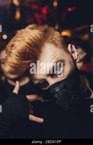 Le jeune garçon malade porte un masque de sécurité noir.masque empêche le virus corona et la poussière de pollution atmosphérique.la pneumonie du coronavirus 2019-nCoV de nouveau type à Wuhan a été Banque D'Images