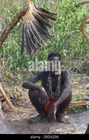 Hadza Tribesman assis photographié au lac Eyasi, Tanzanie Banque D'Images